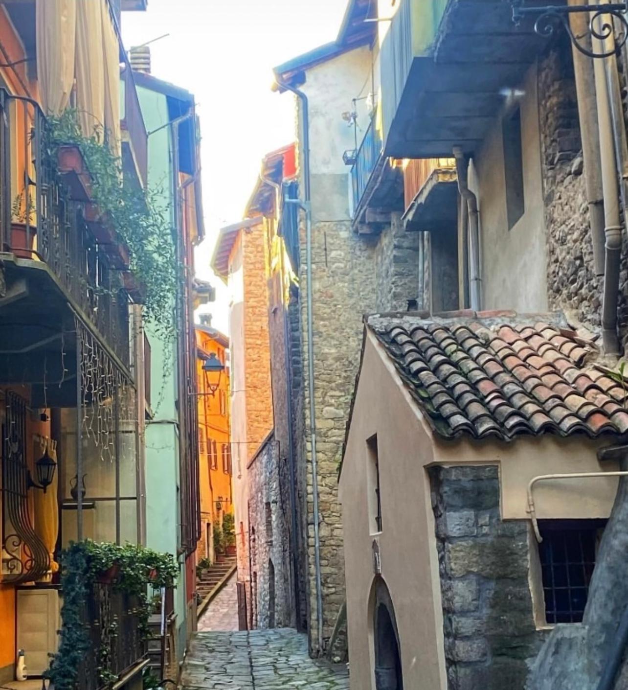 La Quintessenza Del Borgo Bed & Breakfast Varzi Exterior photo