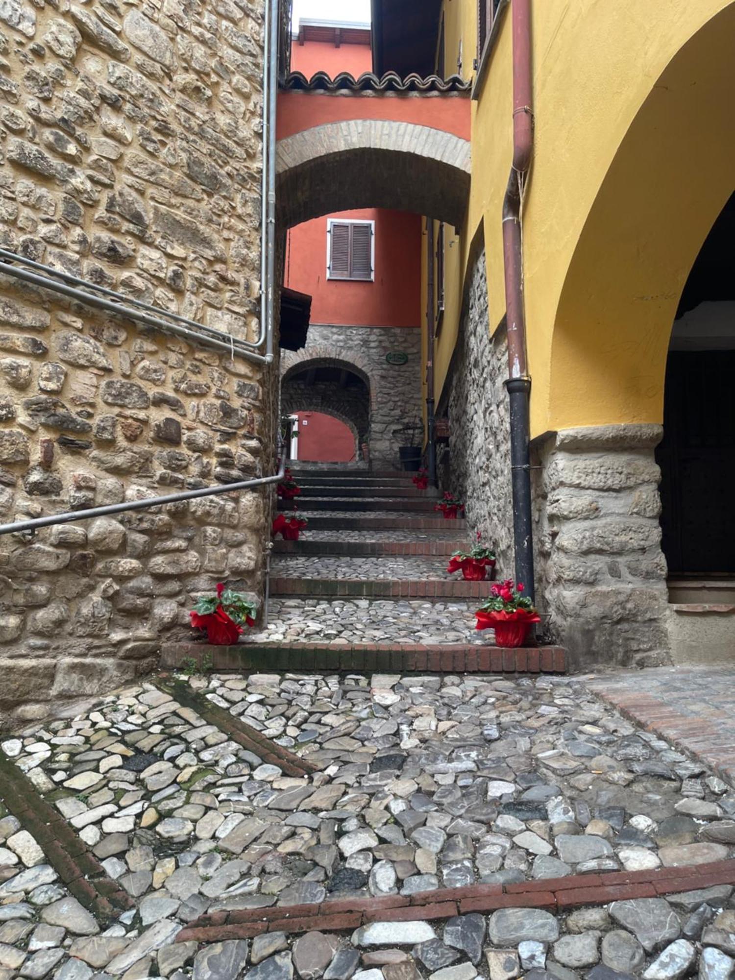La Quintessenza Del Borgo Bed & Breakfast Varzi Exterior photo